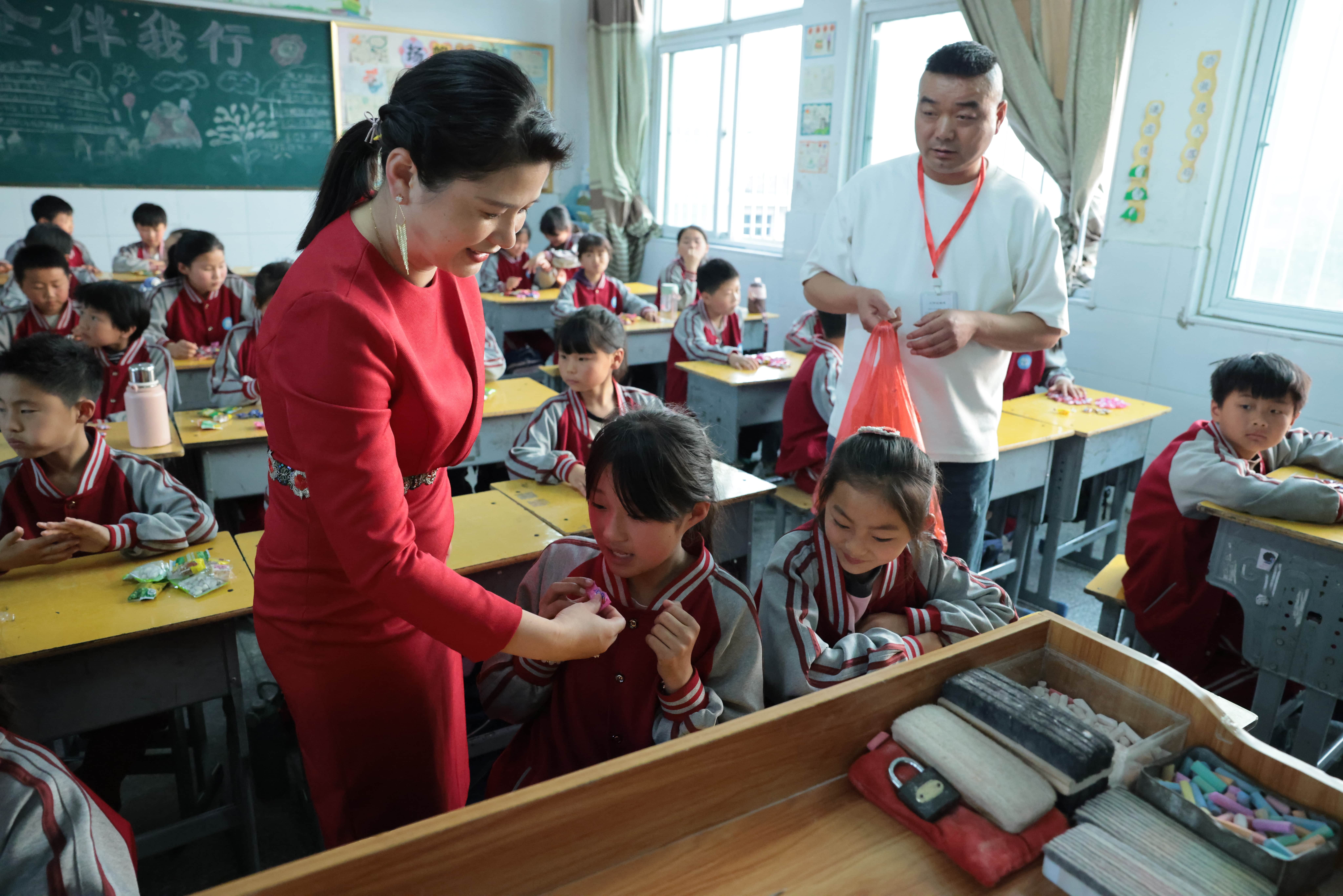 在爱意的“双向奔赴”中丨第249所爱体育在线公益学校揭牌